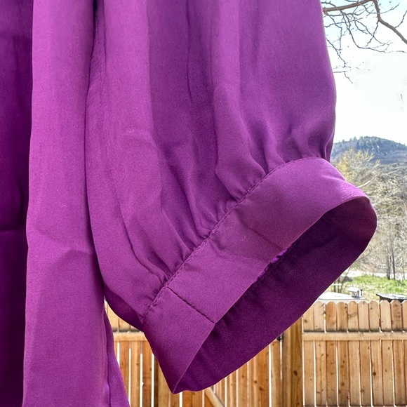 Banana Republic NWOT Flowy Pleated Purple V Neck Silky Satiny Top Blouse Medium - Picture 7 of 16